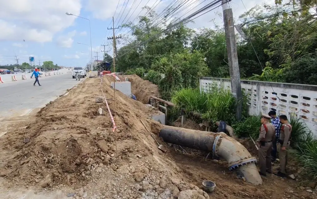 ตำรวจสัตหีบ ปิดกั้นพื้นที่ คนงานหูตาเหลือก ขุดเจอวัตถุต้องสงสัย