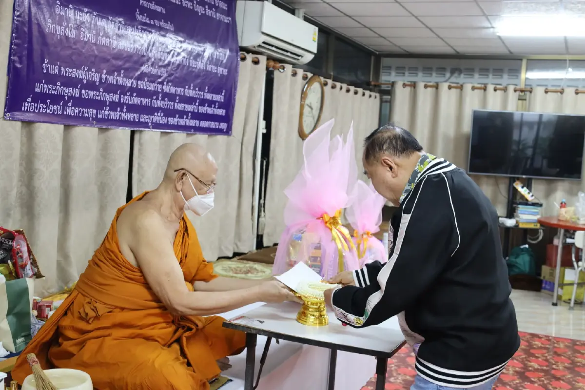 “ลุงป้อม” ทำบุญวัดชนะสงคราม แฟนคลับแห่ขอถ่ายรูป