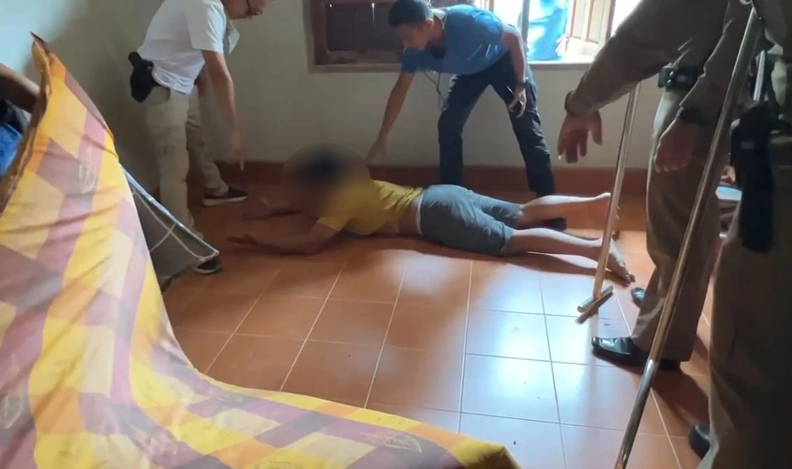 ตำรวจ สภ.มะขาม กว่า 20 นาย จู่โจมจับหนุ่มคลั่งยา อาละวาดทำลายข้าวของ