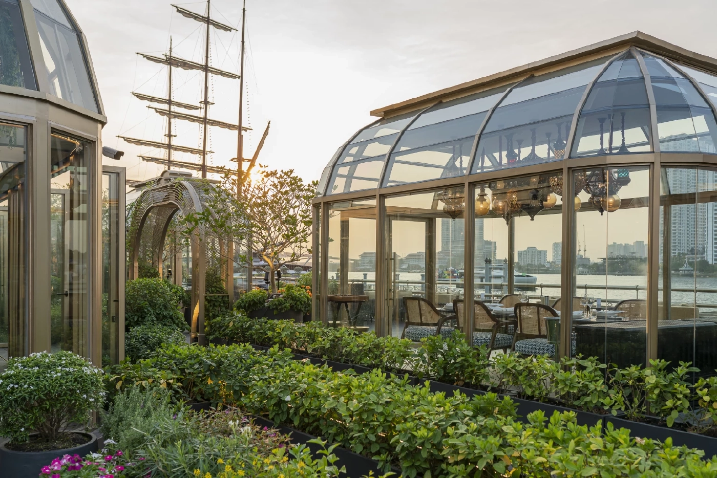 มาตามเช็คอิน! ที่เดอะคริสตัลล์กริลล์เฮาส์ อาหารอร่อยเด็ด วิวสวยริมน้ำ