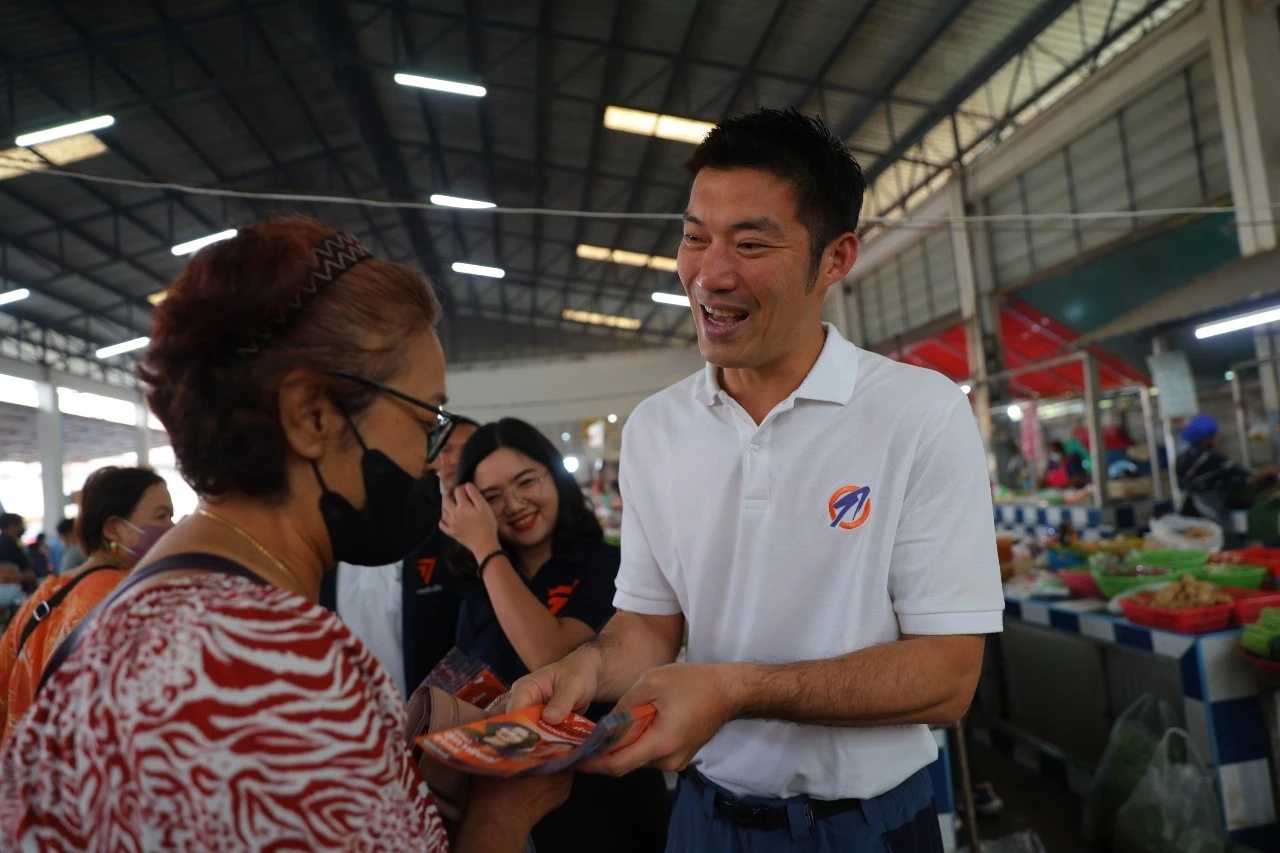 "ธนาธร" ช่วย "ก้าวไกล" หาเสียงตลาดเช้าอุตรดิตถ์ คนบ่นค้าขายยังไม่ฟื้น
