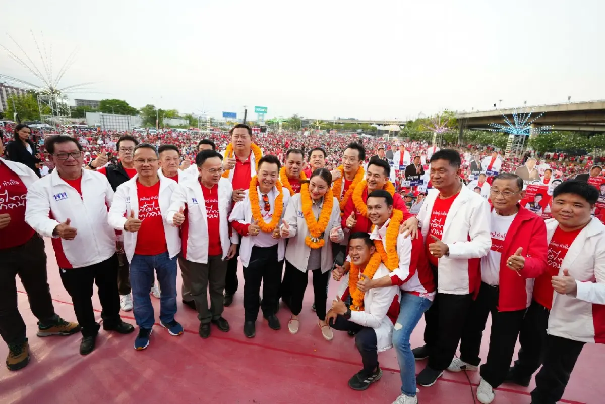 "แพทองธาร" อุ้มท้อง 8 เดือน ขึ้นเวทีปราศรัยใหญ่ปทุมฯ ก่อนหยุดพักยาว