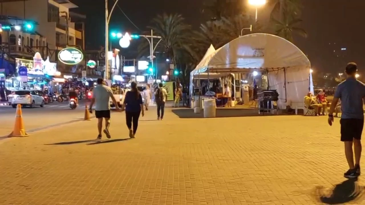 แชร์คลิปสนั่น ต่างชาติกับสาวชุดแดง โชว์เลิฟซีนข้างเวทีพัทยามิวสิค