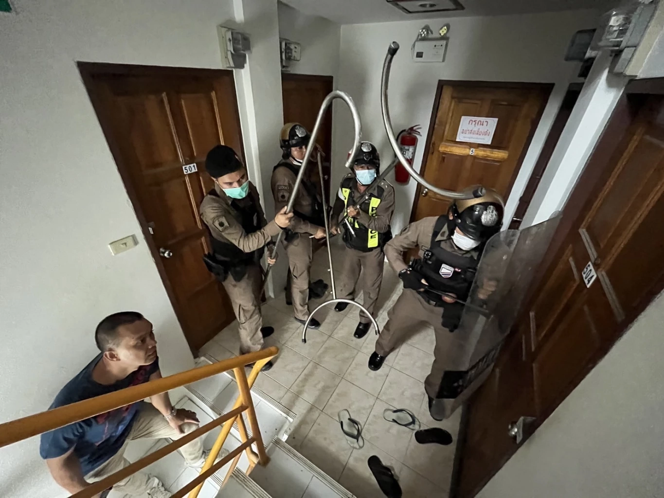 ระทึก! ชายเมาคลั่ง เพื่อนข้างห้องแจ้งตำรวจ เกลี้ยกล่อมส่ง รพ.