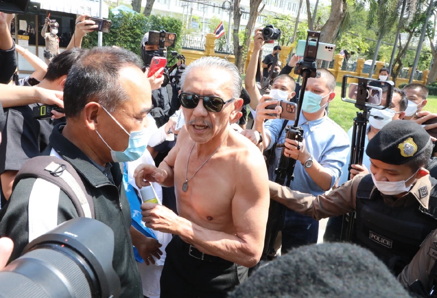 ด่วน! เปิดคลิปนาที "ชูวิทย์"ปรี่ใส่"สันธนะ" หน้ากองบัญชาการตำรวจนครบาล