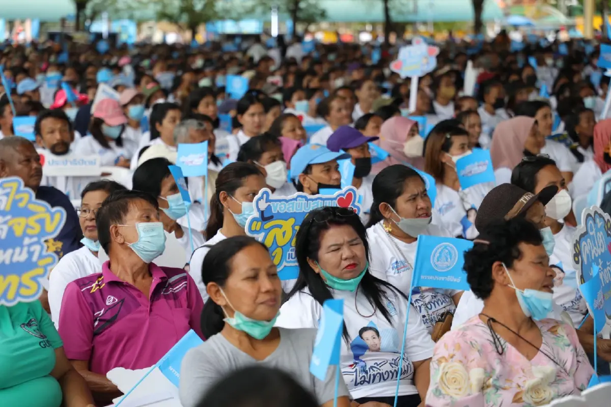 “มาดามเดียร์” ขึ้นปราศรัย อ้อนชาวพัทลุงให้โอกาสผู้สมัคร ส.ส. ปชป.