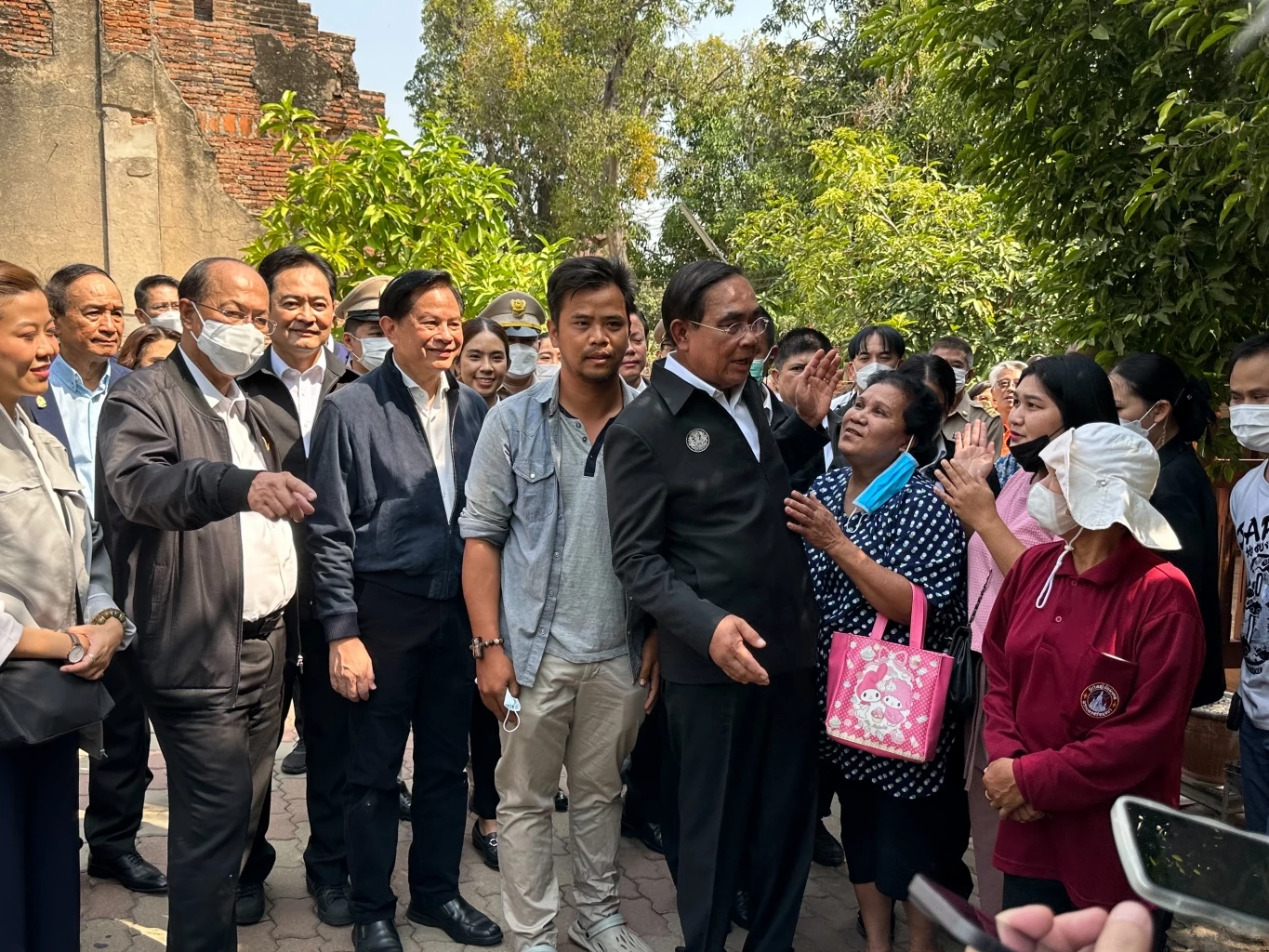 “บิ๊กตู่” เดินทางสายมู ไหว้พระเอาฤกษ์เอาชัยอยุธยา ฝากช่วยลดความขัดแย้ง