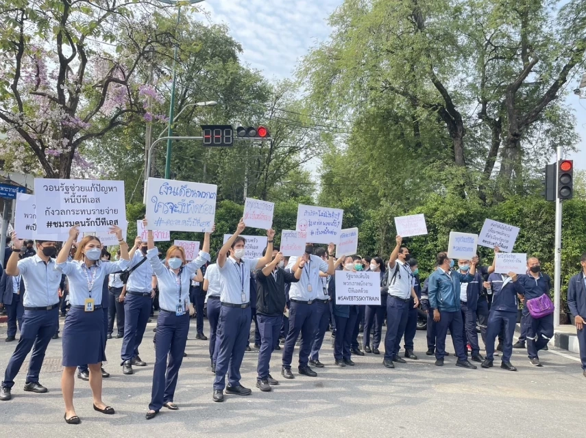 พนักงานบีทีเอส บุกทวงหนี้จากรัฐบาล