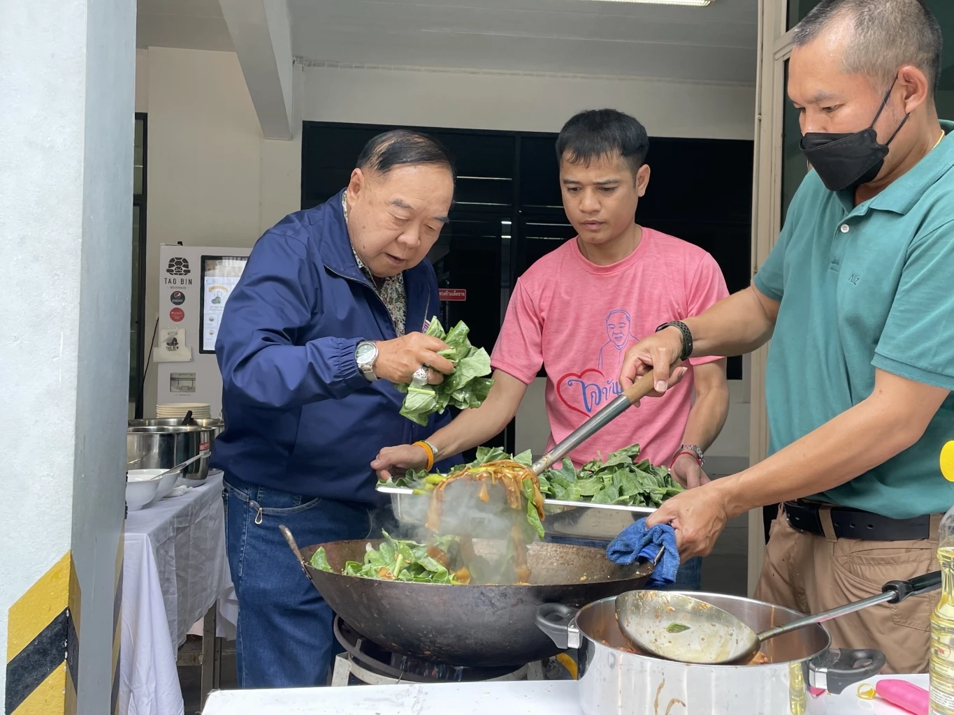 "ลุงป้อม" โชว์ฝีมือ "ผัดซีอิ๊ว" ระบุเมนู "ก้าวข้ามความขัดแย้ง"