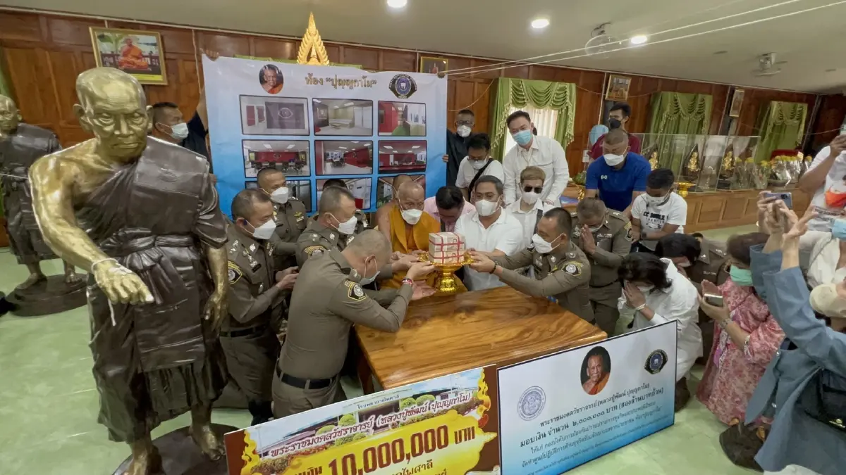 "หลวงปู่พัฒน์" มอบเงินจัดสร้างศูนย์ต้านทุจริต "ปุญญาโม" ให้ ตำรวจ ปปป.