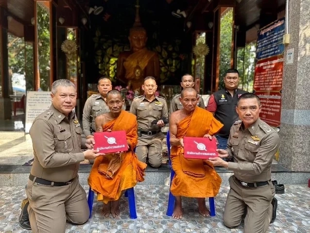 เปิดโฉมหน้า พระกระโดดกำแพง ช่วยป้าร้านของชำถูกทำร้าย ผบ.ตร.มอบรางวัลให้