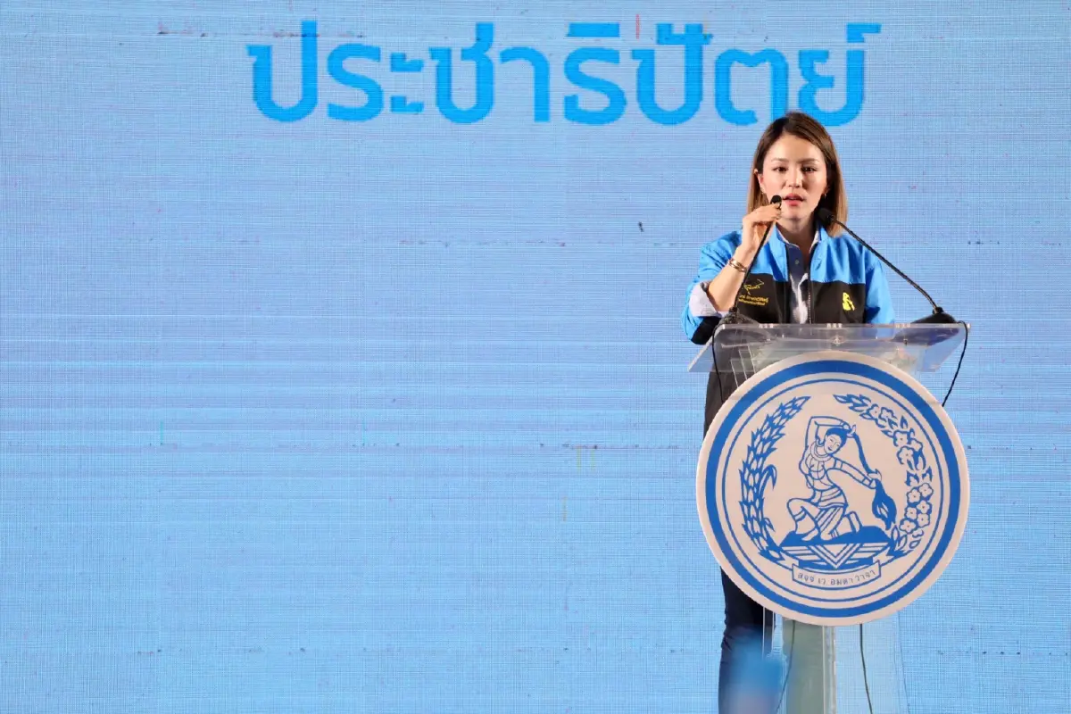 “มาดามเดียร์” ขึ้นปราศรัย อ้อนชาวพัทลุงให้โอกาสผู้สมัคร ส.ส. ปชป.