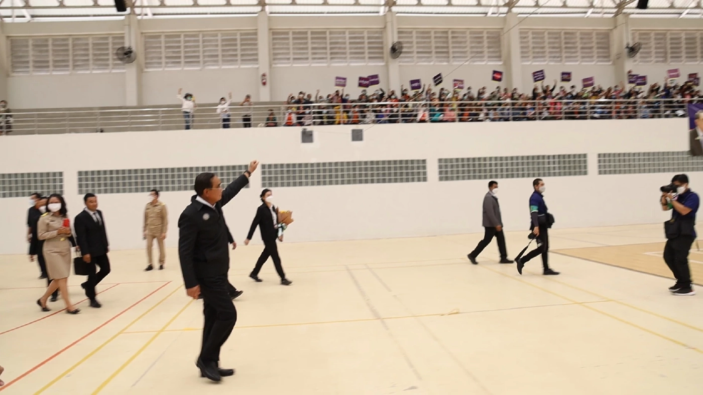 “บิ๊กตู่”บุกเมืองหลวงเสื้อแดงพบอบต.ทั่วประเทศยันเพิ่มค่าตอบแทนให้