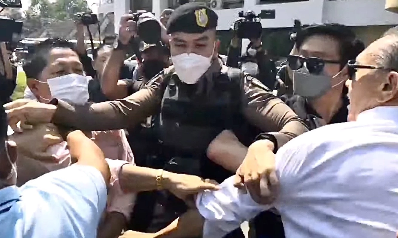 ด่วน! เปิดคลิปนาที "ชูวิทย์"ปรี่ใส่"สันธนะ" หน้ากองบัญชาการตำรวจนครบาล