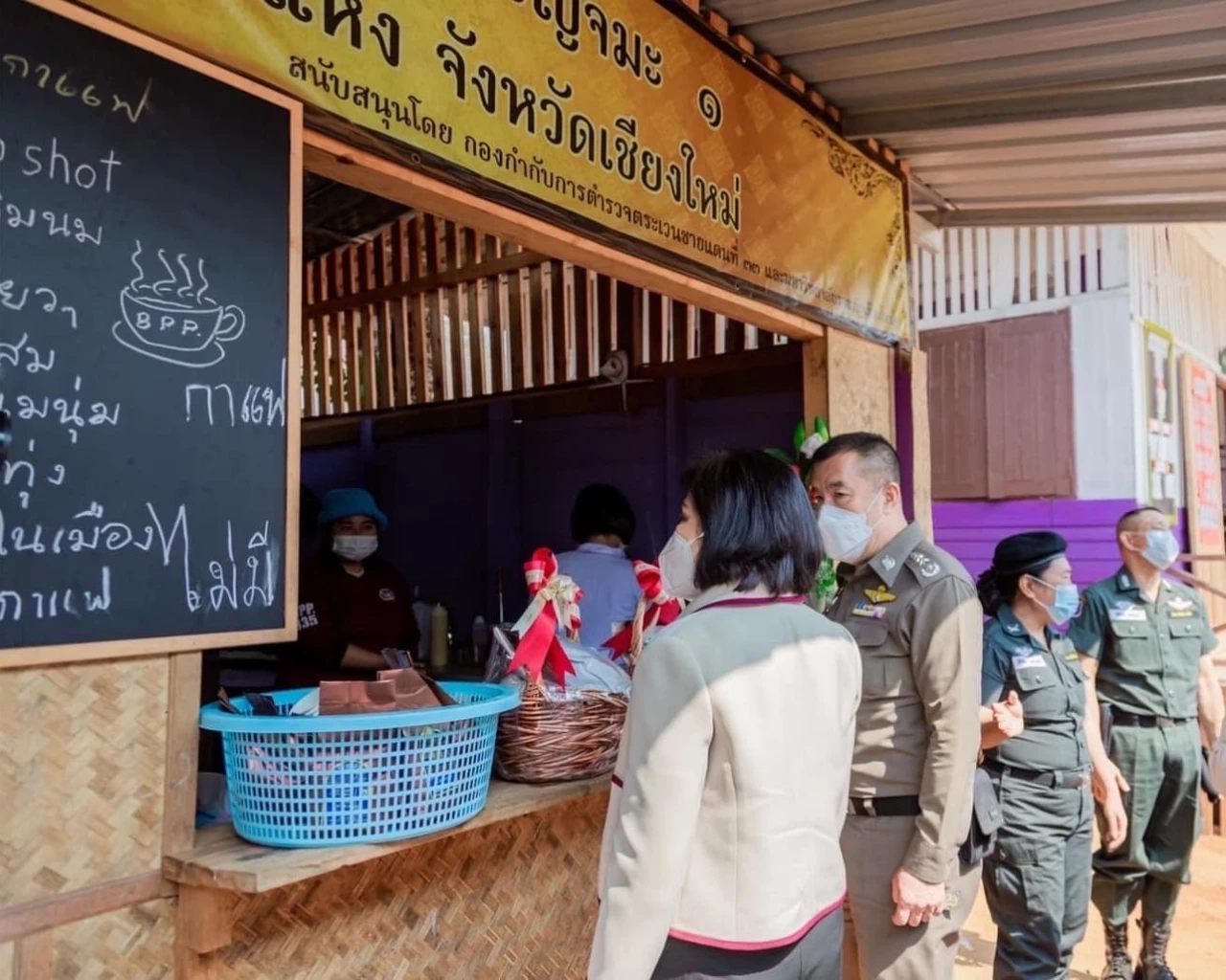 แม่บ้านตำรวจ เยี่ยม รร.ตชด.เวียงแหง เสริมมั่นคงครอบครัว