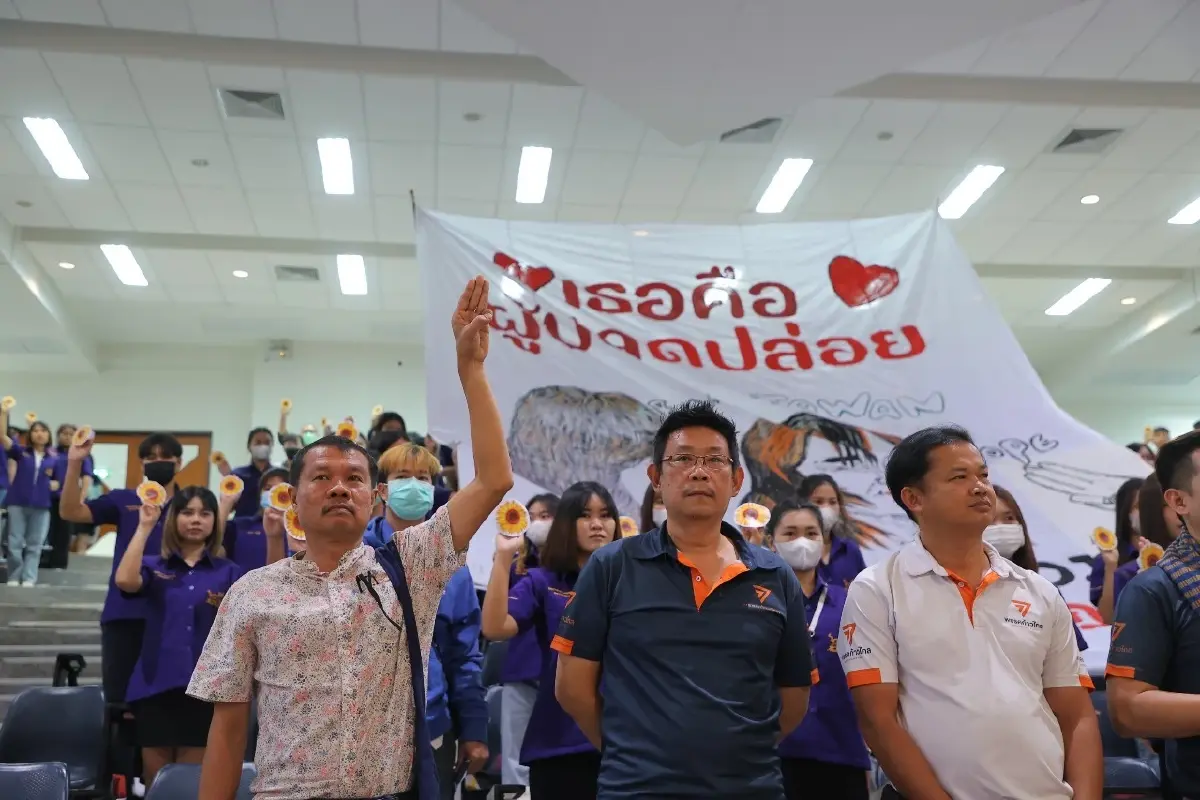 "ธนาธร" ส่งกำลังใจ "ตะวัน-แบม" หวังตัดรากถอนโคนปัญหาอำนาจผูกขาด
