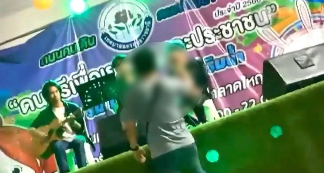 แจ้งจับชายเดินสูบบุหรี่ควันโขมง ก่อนปาใส่นักร้องบนเวที