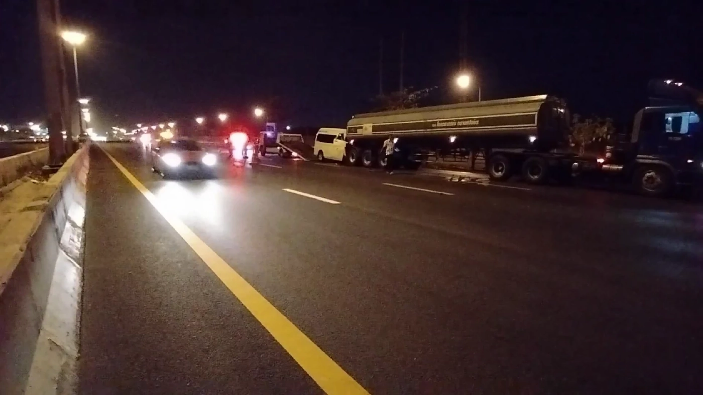 ระทึก เร่งช่วย 2 สามีภรรยาจากซากรถตู้ เสยท้ายพ่วงบรรทุกน้ำมัน (มีคลิป)