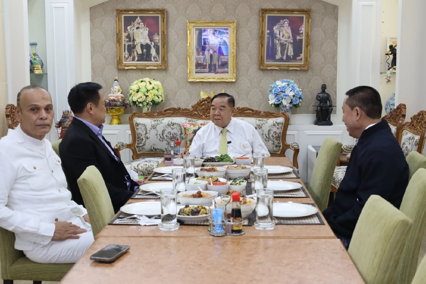 ภูมิใจไทย ยกทีมกินข้าวเที่ยง "บิ๊กป้อม" ชื่นมื่น