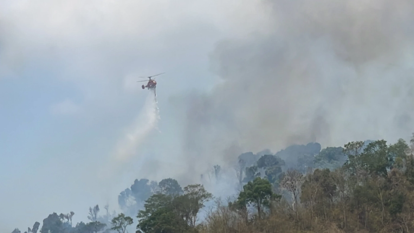เฮลิคอปเตอร์เร่งสกัดไฟป่านครนายก หวั่นลุกลามพื้นที่"ป่ามรดกโลก"