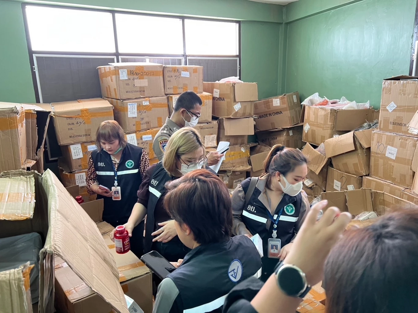 บุกทลายโกดังอาหารเสริม-เครื่องสำอางปลอม ส่งขายออนไลน์ มูลค่ากว่า 10 ล้าน