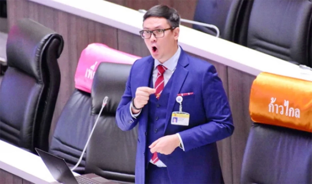 “โรม” ข้องใจ “ส.ว.ทรงเอ” มอบตัวเจอแค่ข้อหาฟอกเงิน จี้ “ปปง.” เร่งยึดทรัพย์