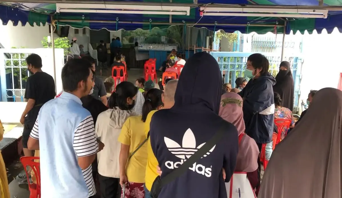 ชาวเบตงฝ่าสายฝน เช็กสถานะ-ยืนยันตัวตน บัตรสวัสดิการแห่งรัฐ