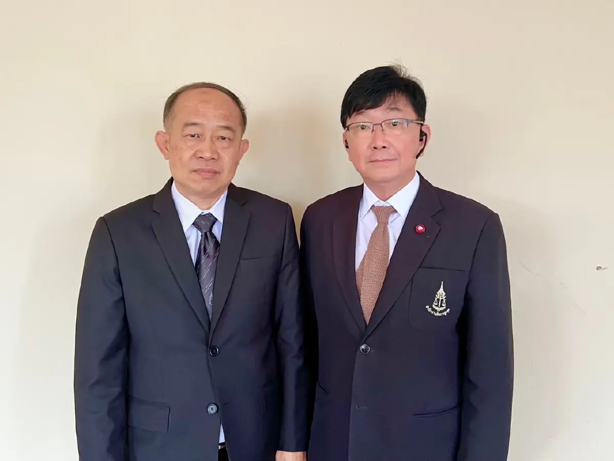 นายศักดา คล้ายร่มไทร อัยการผู้เชี่ยวชาญพิเศษ (ซ้าย) นายโกศลวัฒน์ อินทุจันทร์ยง รองโฆษก สำนักงานอัยการสูงสุด (ขวา)