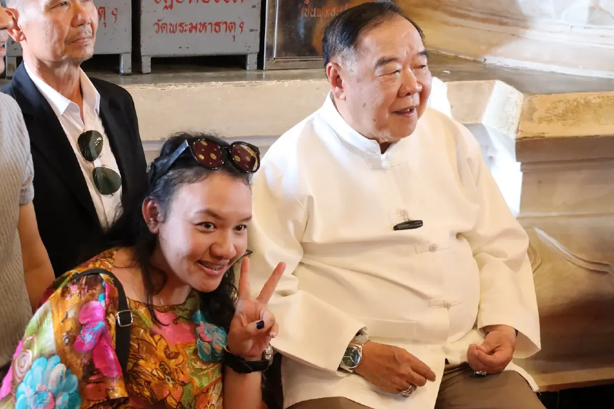 ชิลวันหยุด! "ลุงป้อม" นั่งจิบชาริมถนน ร่วมแห่ผ้าขึ้นพระธาตุนครศรีธรรมราช