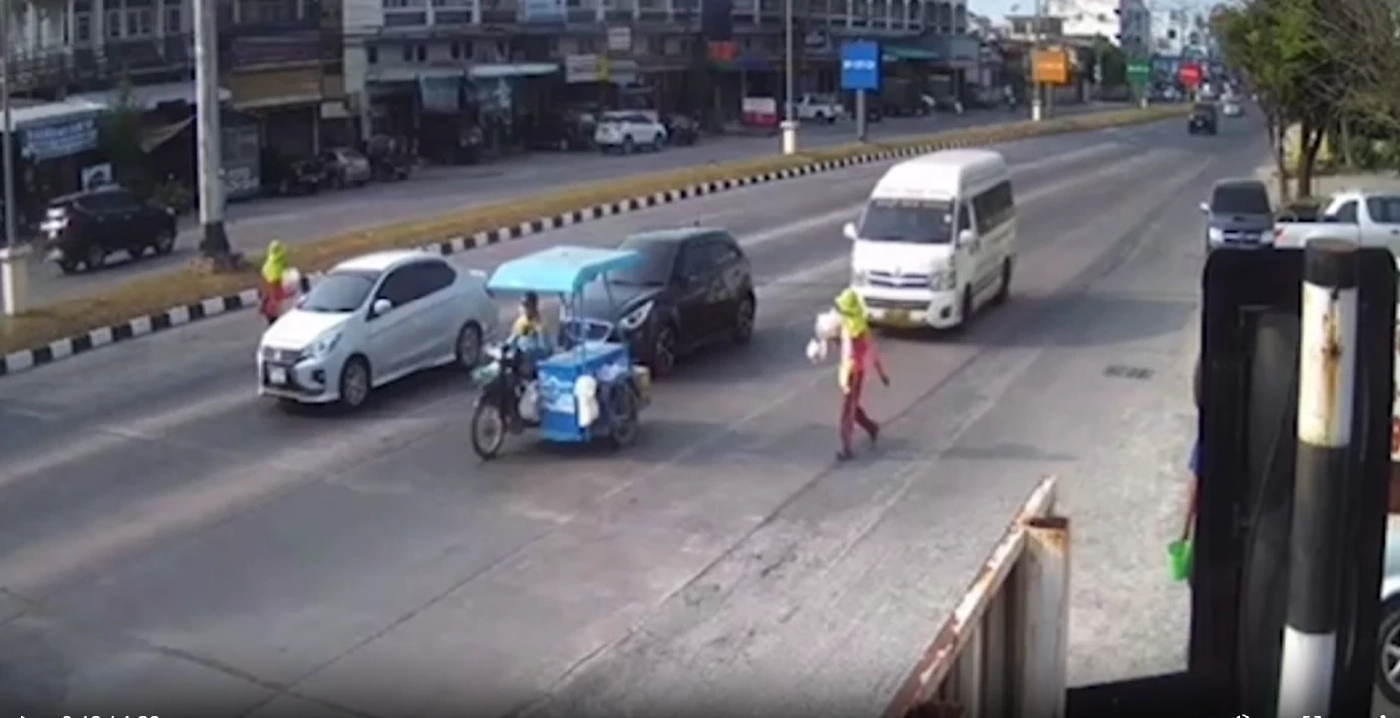 รถตู้โดยสารซิ่งท้านรก ผ่าไฟแดงชนคนขายขนมสาหัส (มีคลิป)