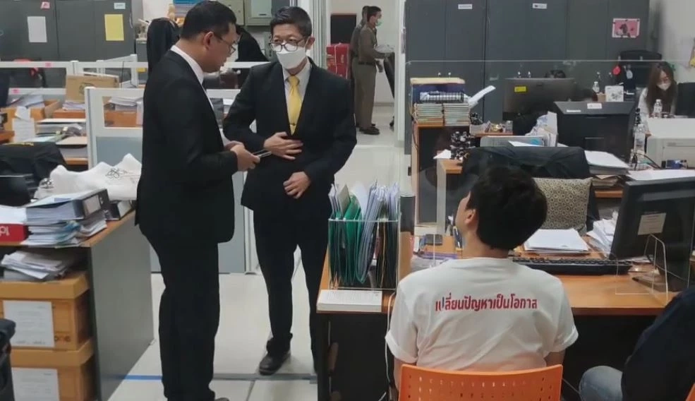 อัยการนำตัว "นอท กองสลากพลัส" ยื่นฟ้องศาล คดีขายสลากเกินราคา