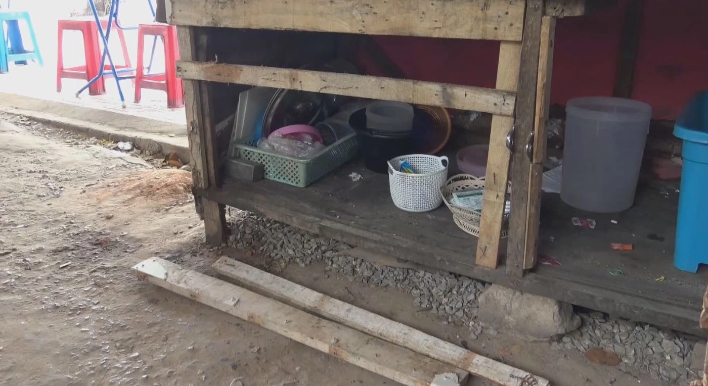 แม่ค้าโอด โดนคนร้ายย่องลักทรัพย์ในร้านก๋วยเตี๋ยวริมถนน