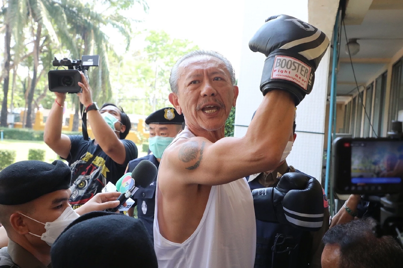 ด่วน! เปิดคลิปนาที "ชูวิทย์"ปรี่ใส่"สันธนะ" หน้ากองบัญชาการตำรวจนครบาล