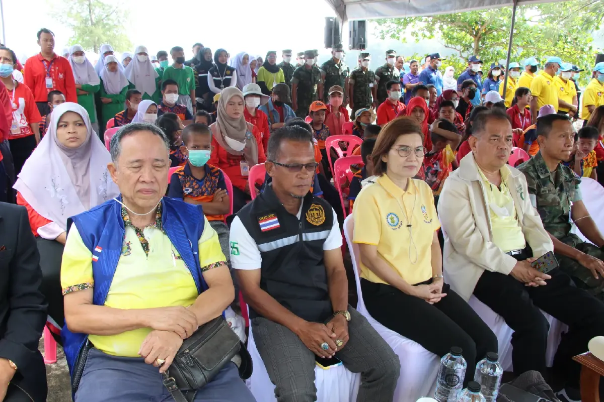 ศรชล.จัดกิจกรรม "การเก็บขยะชายหาดนราทัศน์" ปลูกจิตสำนึกดูแลสิ่งแวดล้อม