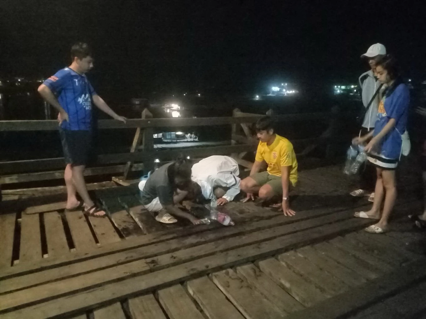 สิงห์อมควันทิ้งก้นบุหรี่ ไฟไหม้เสาสะพานมอญ โชคดีวัยรุ่นช่วยดับทัน