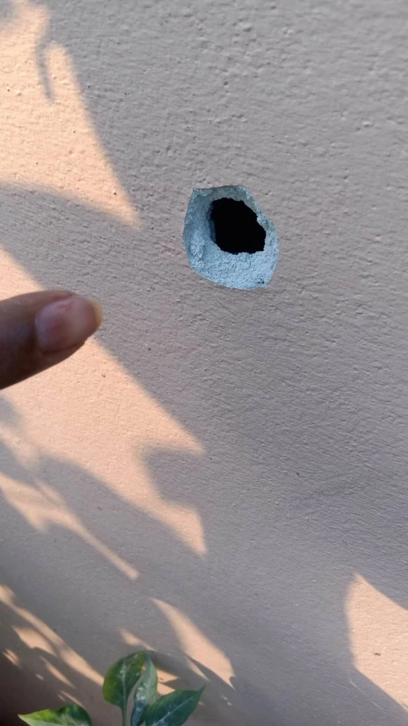 เพื่อนบ้านร้อง วัยรุ่นอุ้มคู่อริไม่สำเร็จ ยิงกราด 5 หลัง ตร.เมินทำคดี (คลิป)