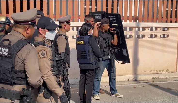 ไอ้คลั่งกราดยิงกลางเมืองเพชร ยังไม่วางอาวุธ ผ่านไป 6 ชม. ตร.วางแผนบุกชาร์จ