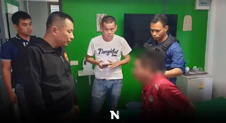 ภาพขณะ จนท.จับกุม ด.ต.เชาวลิต พุ่มขจร อดีต ผบ.หมู่งานป้องกันและปราบปราม สภ.ปากเกร็ด (แฟ้มภาพ)