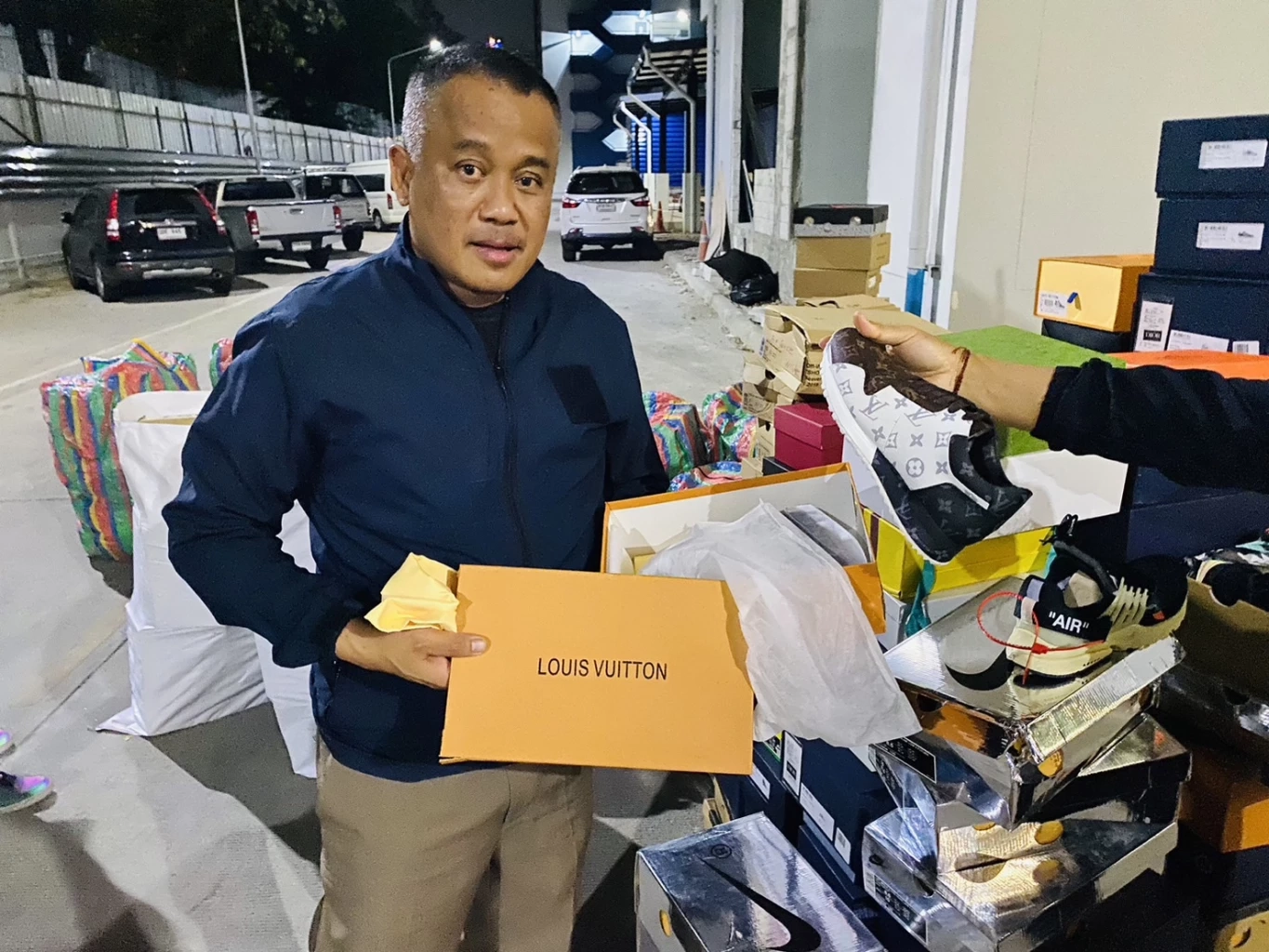 ตร.บุกทลายเครือข่าย “มาเฟียบาบู” หลอกขายสินค้าปลอมกลางห้างดัง