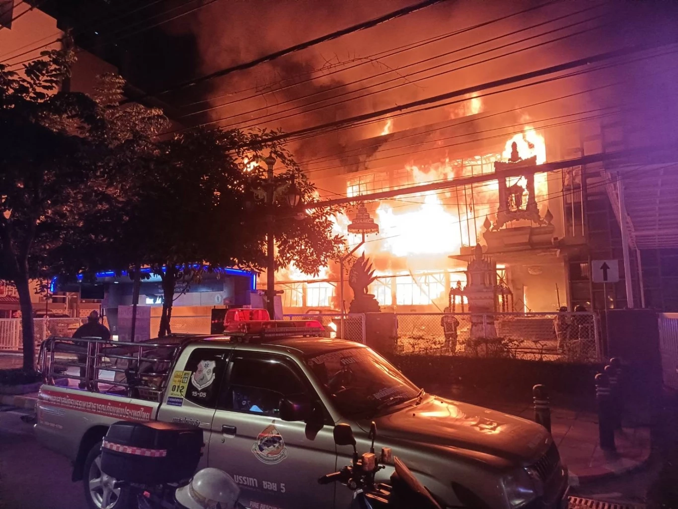 ไฟไหม้ตึก บก.น.5 ทั้งหลังช่วงเช้ามืด เร่งตรวจสอบเอกสารคดีดังถูกเผาหรือไม่