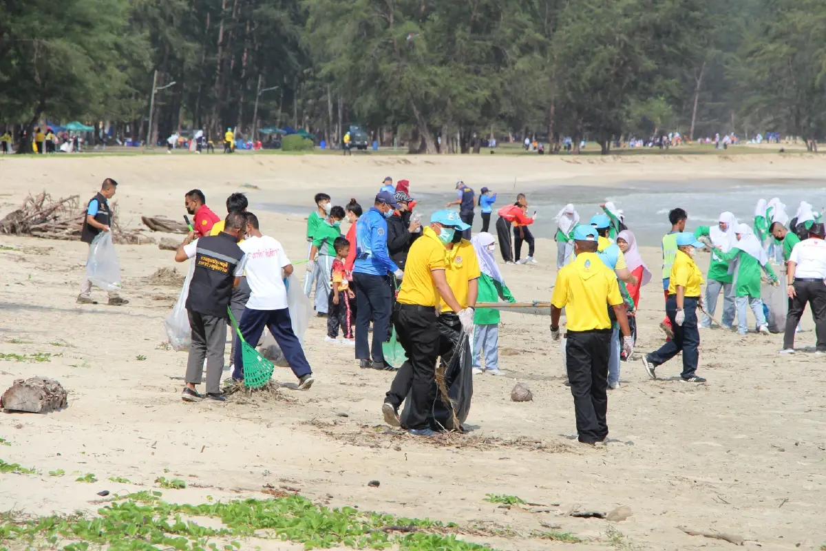 ศรชล.จัดกิจกรรม "การเก็บขยะชายหาดนราทัศน์" ปลูกจิตสำนึกดูแลสิ่งแวดล้อม