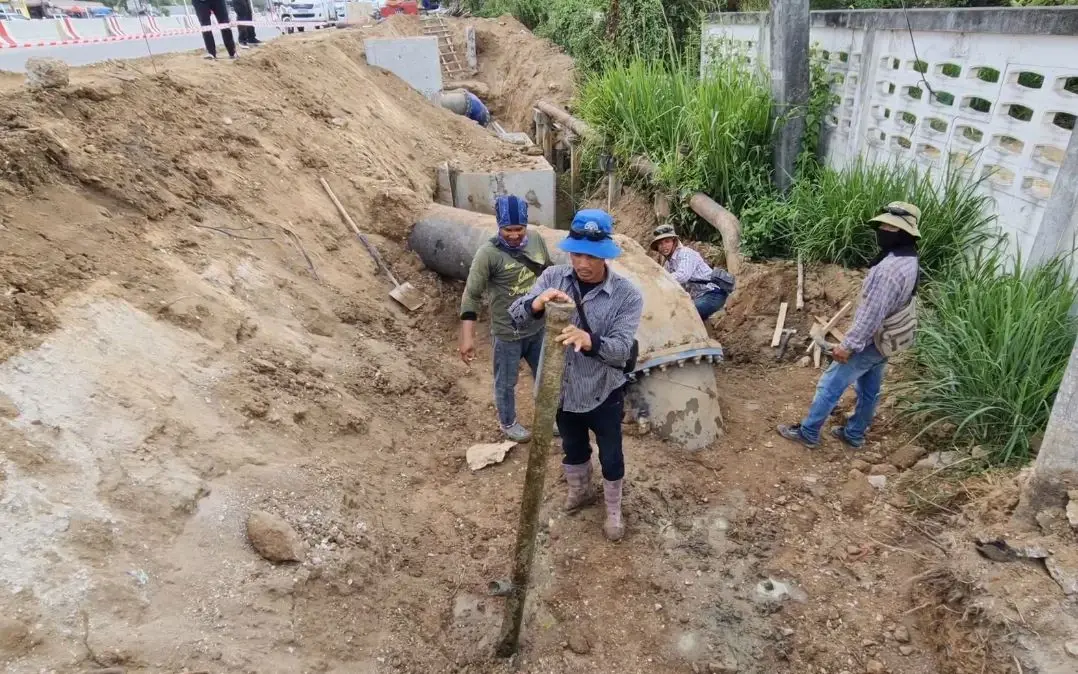ตำรวจสัตหีบ ปิดกั้นพื้นที่ คนงานหูตาเหลือก ขุดเจอวัตถุต้องสงสัย