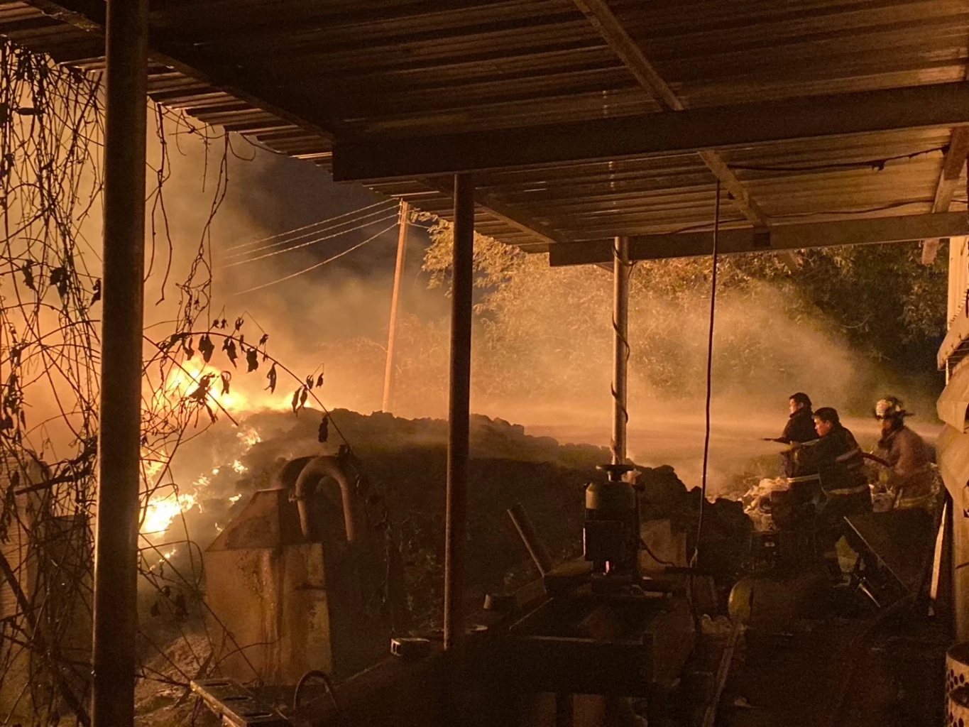 ไฟไหม้โรงงานรีไซเคิลพลาสติกนครปฐมวอด ผ่านไป 4 ชั่วโมงไฟยังดับไม่สนิท