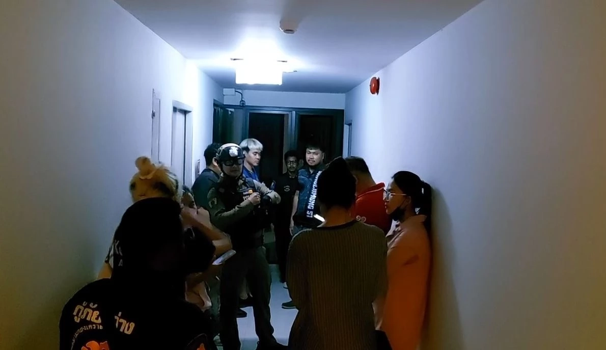 ตำรวจ-กู้ภัยฯ พังประตูช่วยสาวไทย ถูกหนุ่มเกาหลีทุบตี ขู่จับโยนจากห้องพัก