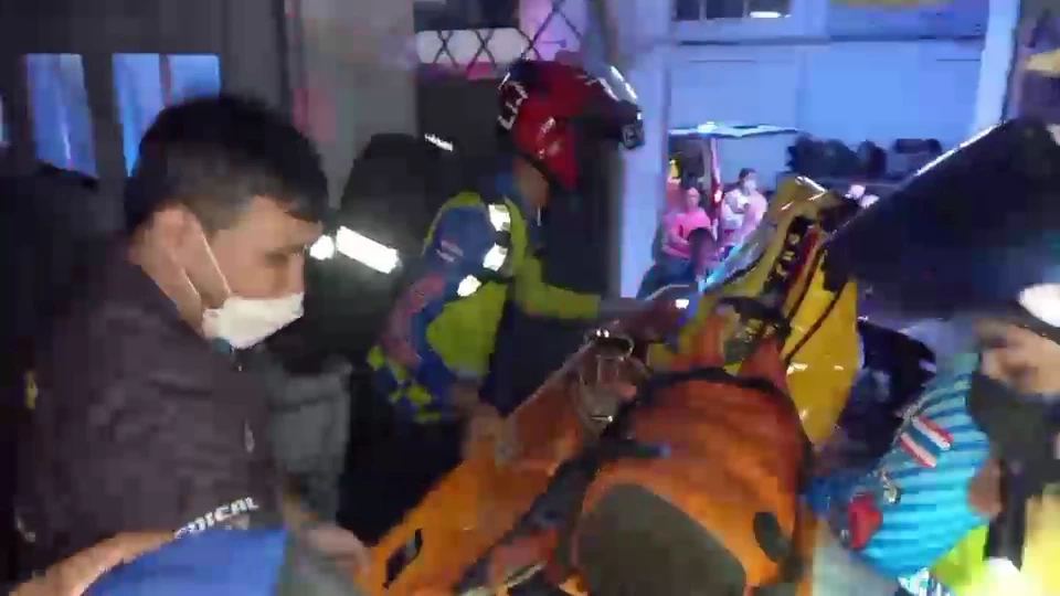 หนุ่มผช.ผจก.ร้านอาหาร แอบเมียคุยโทรศัพท์บนดาดฟ้า ผลัดตกปริศนาสาหัส