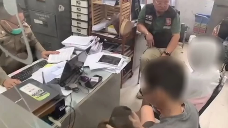 ตำรวจ-กู้ภัยฯ พังประตูช่วยสาวไทย ถูกหนุ่มเกาหลีทุบตี ขู่จับโยนจากห้องพัก