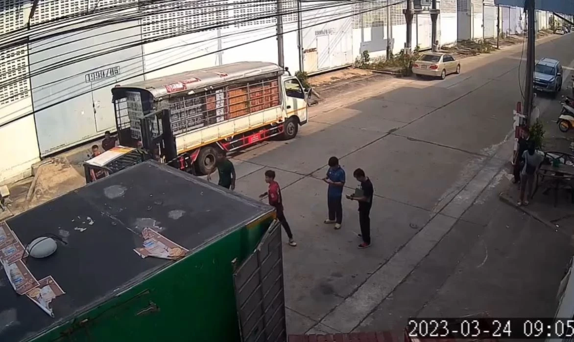 นักธุรกิจชาวอิตาลี ซ้อนท้ายวิน จยย. พุ่งชนงารถโฟล์คลิฟท์ ดับสลด