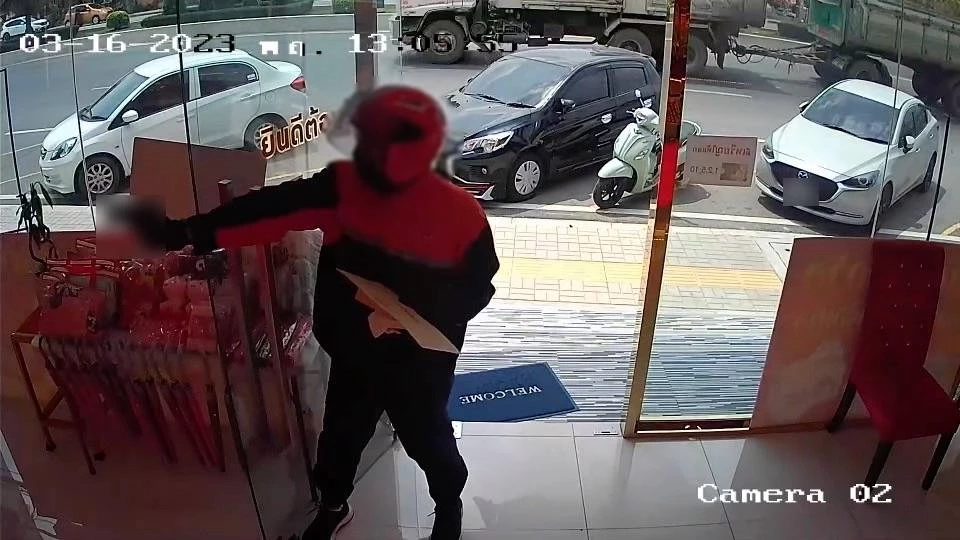 โจรแต่งชุดไปรษณีย์ บุกจี้ร้านทอง แต่แผนพัง หนีแทบไม่ทัน (มีคลิป)