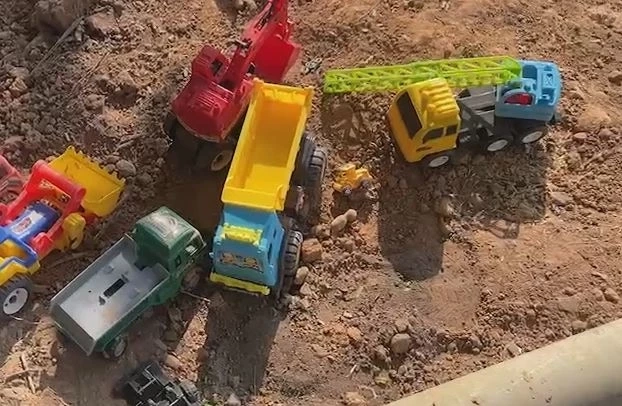 แม่ร้องไห้แทบขาดใจ ลืมลูก 3 ขวบในรถ ขาดอากาศดับ เผย เคยสอนบีบแตรแล้ว