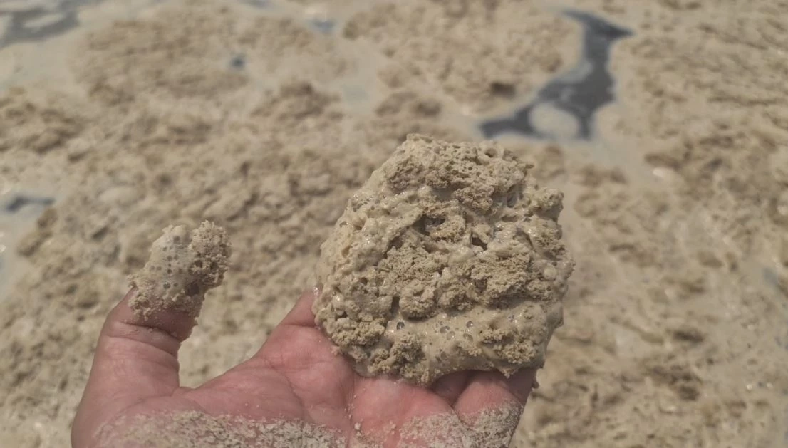 ฮือฮา "ปรากฏการณ์ดินทรายลอยทะเล" ลอยทั่วอ่าวดงตาลสัตหีบ